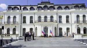 Здание с флагами России и Чехии