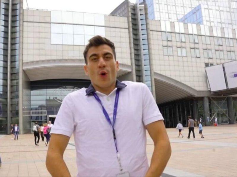 Фидиас Панайоту у здания Европарламента