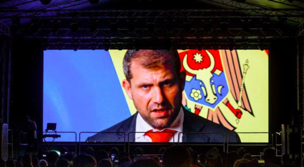 Илан Шор на экране во время выступления