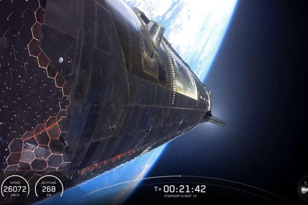 Корабль Starship на орбите Земли
