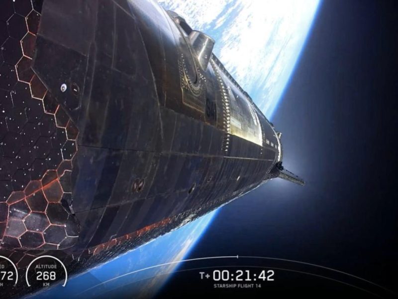 Корабль Starship на орбите Земли