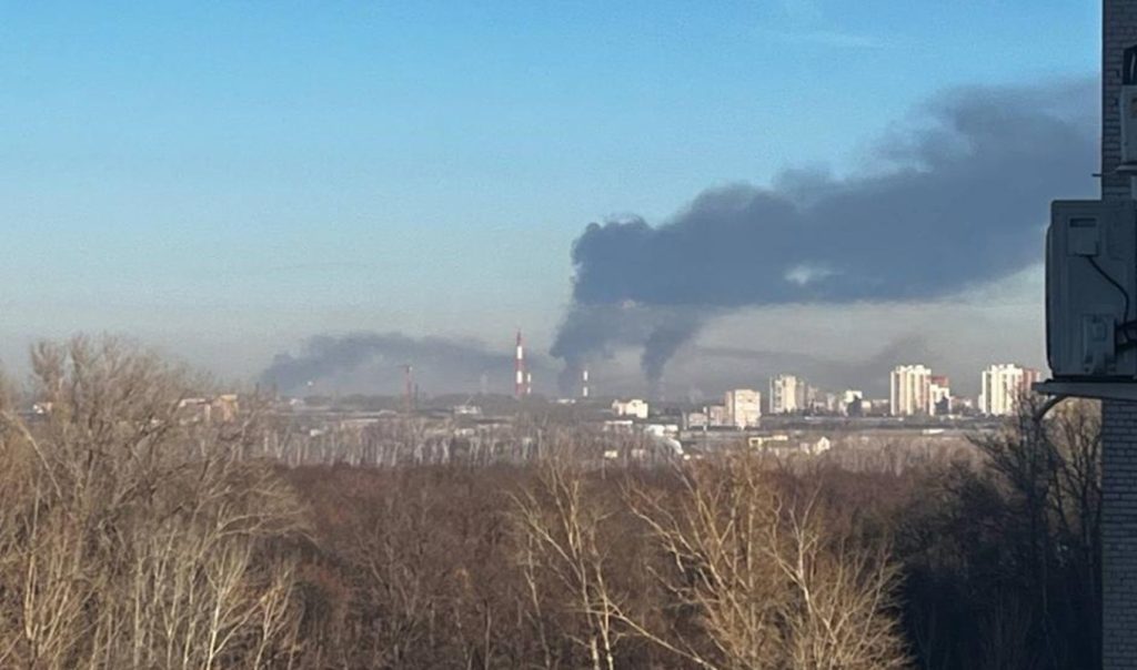 Пожар в промзоне Уфы после атаки дронов