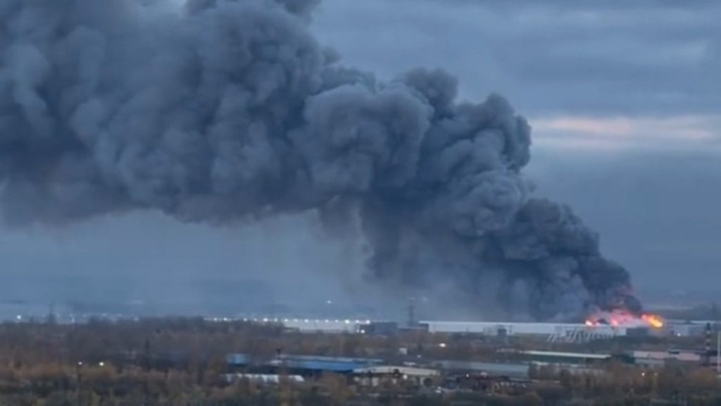 Пожар после атаки дронов в Петербурге