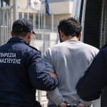 Сотрудники миграционной службы Кипра ведут задержанного