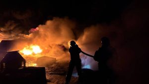 Спасатели ГСЧС Украины тушат пожар после российского удара