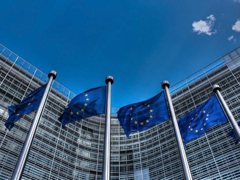 Флаги Евросоюза у здания Еврокомиссии в Брюсселе