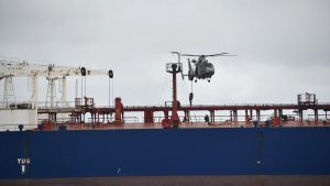 Французские военные высаживаются с вертолета на палубу танкера теневого флота DF Peak