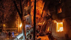 Спасатели ГСЧС на месте обрушения жилого дома в Харькове после российского ракетного удара