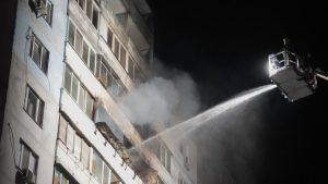 Последствия удара дрона по жилому дому в Киеве