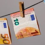 Купюры евро на прищепках — иллюстрация к отмыванию денег