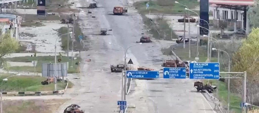 Дорога на Олешки в Херсонской области, сожжённая техника