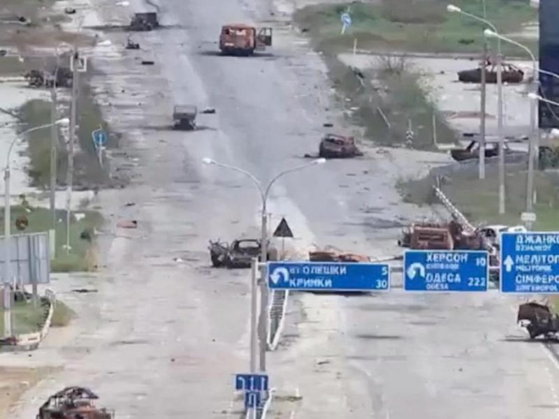 Дорога на Олешки в Херсонской области, сожжённая техника