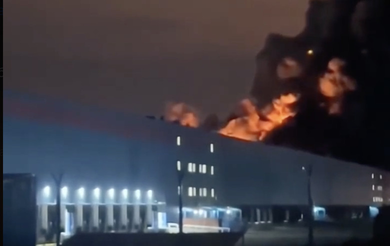 Пожар на складе Ozon в Омске после атаки дронов