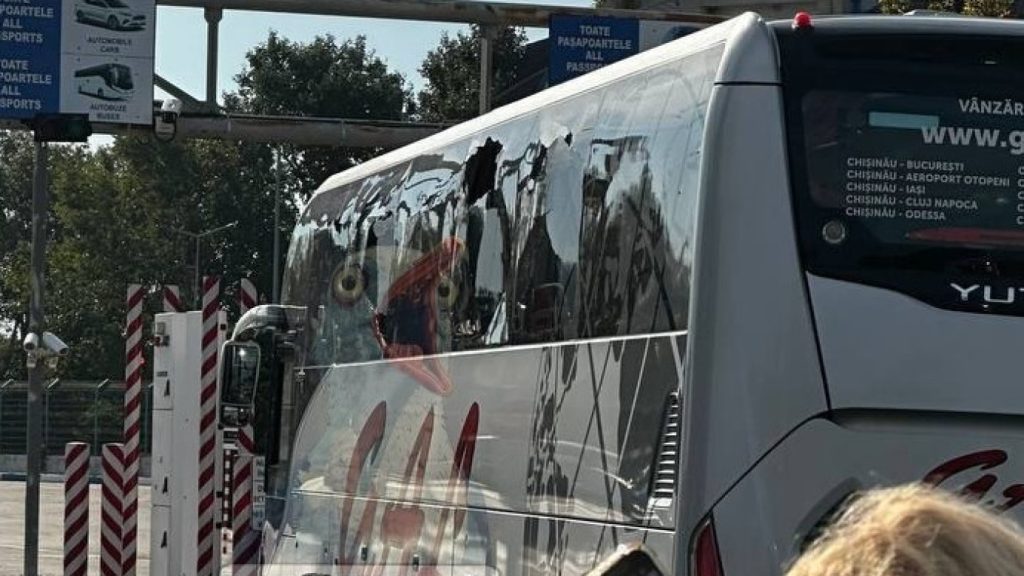 Повреждённый автобус у КПП Паланка