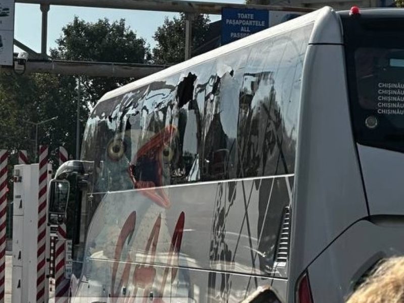 Повреждённый автобус у КПП Паланка