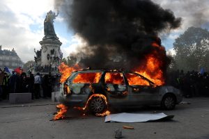Горящий автомобиль на площади Республики в Париже