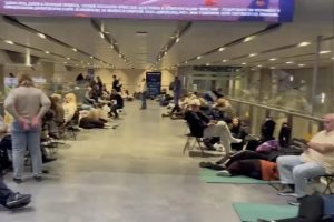 Пассажиры в аэропорту Пулково во время атаки дронов