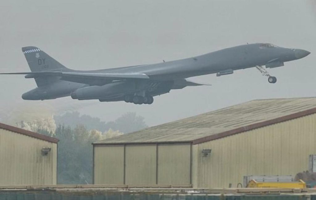 Бомбардировщик B-1 ВВС США взлетает с авиабазы Фэрфорд