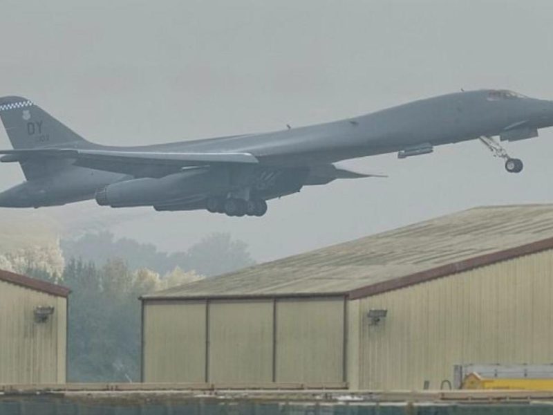 Бомбардировщик B-1 ВВС США взлетает с авиабазы Фэрфорд