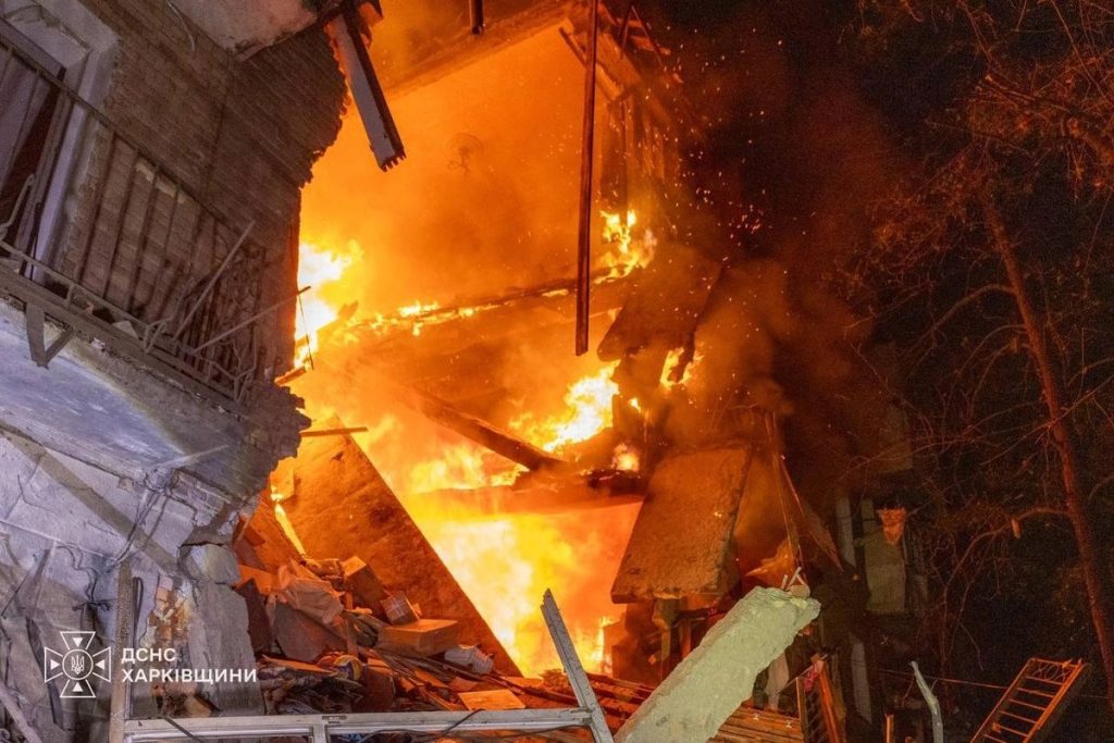 Спасатели ГСЧС разбирают завалы дома в Харькове после российского ракетного удара