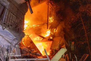 Спасатели ГСЧС разбирают завалы дома в Харькове после российского ракетного удара